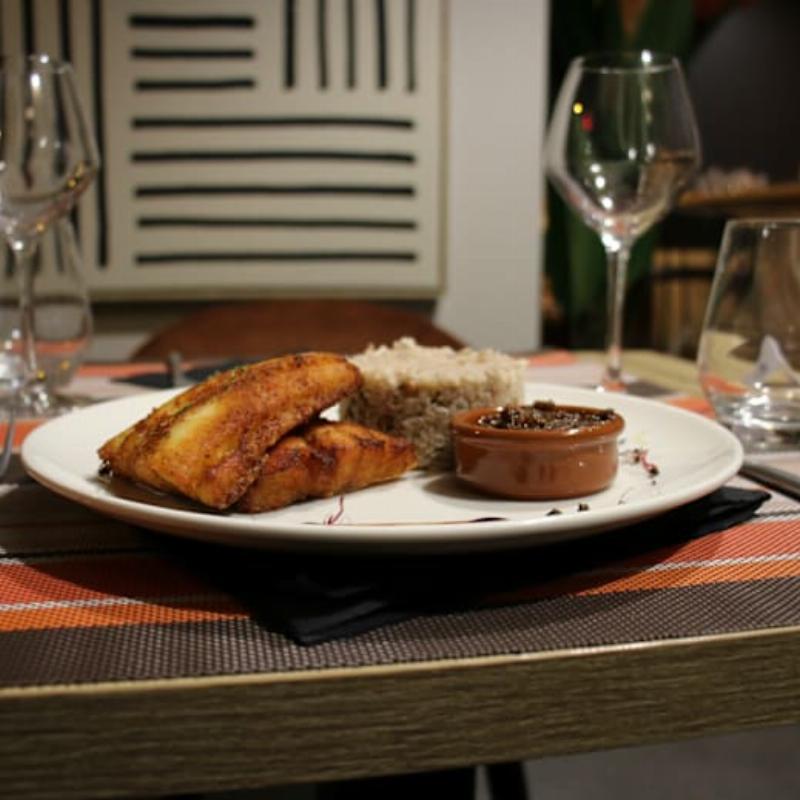 Un plat gastronomique auvergnat élégamment présenté sur une table de restaurant à Clermont-Ferrand
